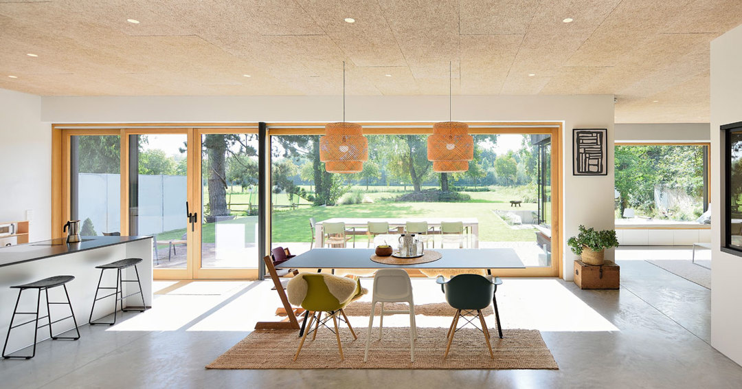 The ceiling in this modern semidetached house in Lippstadt brings a